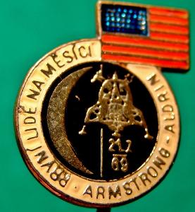 odznak/ PRVNÍ LIDÉ NA MĚSÍCI-ARMSTRONG-ALDRIN 1969/4C