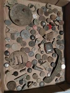 konvolut kopaných věcí knoflíky mince artefakty atd pouze česká rep.