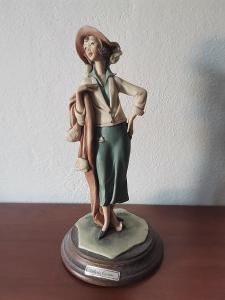 Stylová dáma Vittorio Tessaro Neapol Itálie figurální resin socha