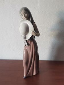 Dívka s kloboukem exklusivní figurální porcelán socha Lladro