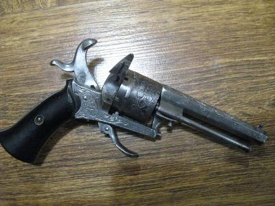 Krásny gravírovaný historický revolver LEFAUCHEUX 7mm