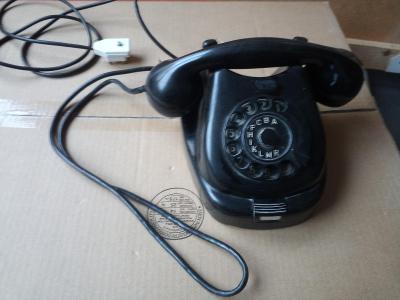 Starý bakelitový černý retro telefon