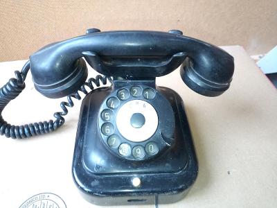 Starý retro černý telefon