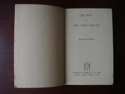 Kniha; knížka; THE WAY OF THE STORY TELLER; Sawyer; román; Anglie; Ang