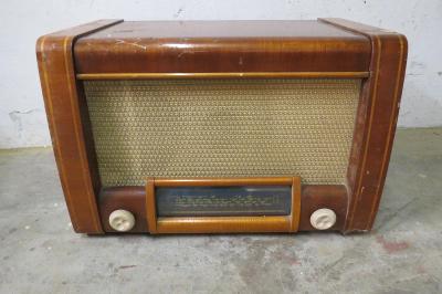 Staré rádio s gramofonem