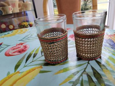 Sada dvou opletených skleněných hrnků na kávu, výška 10,5 cm