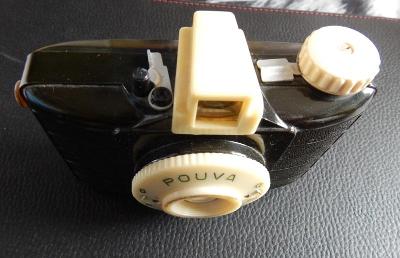 Starý plastový fotoaparát POUVA v koženém obalu
