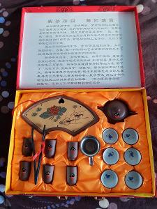 Čínský čajový set z yixingu, nepoužitý, v kufříku