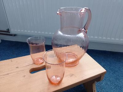 Džbán a dvě skleničky z růžového skla v sadě