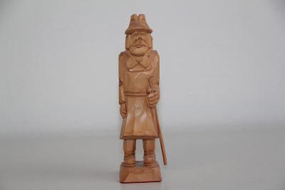 stará řezbovaná figurka Pocestný výška 14,5 cm 