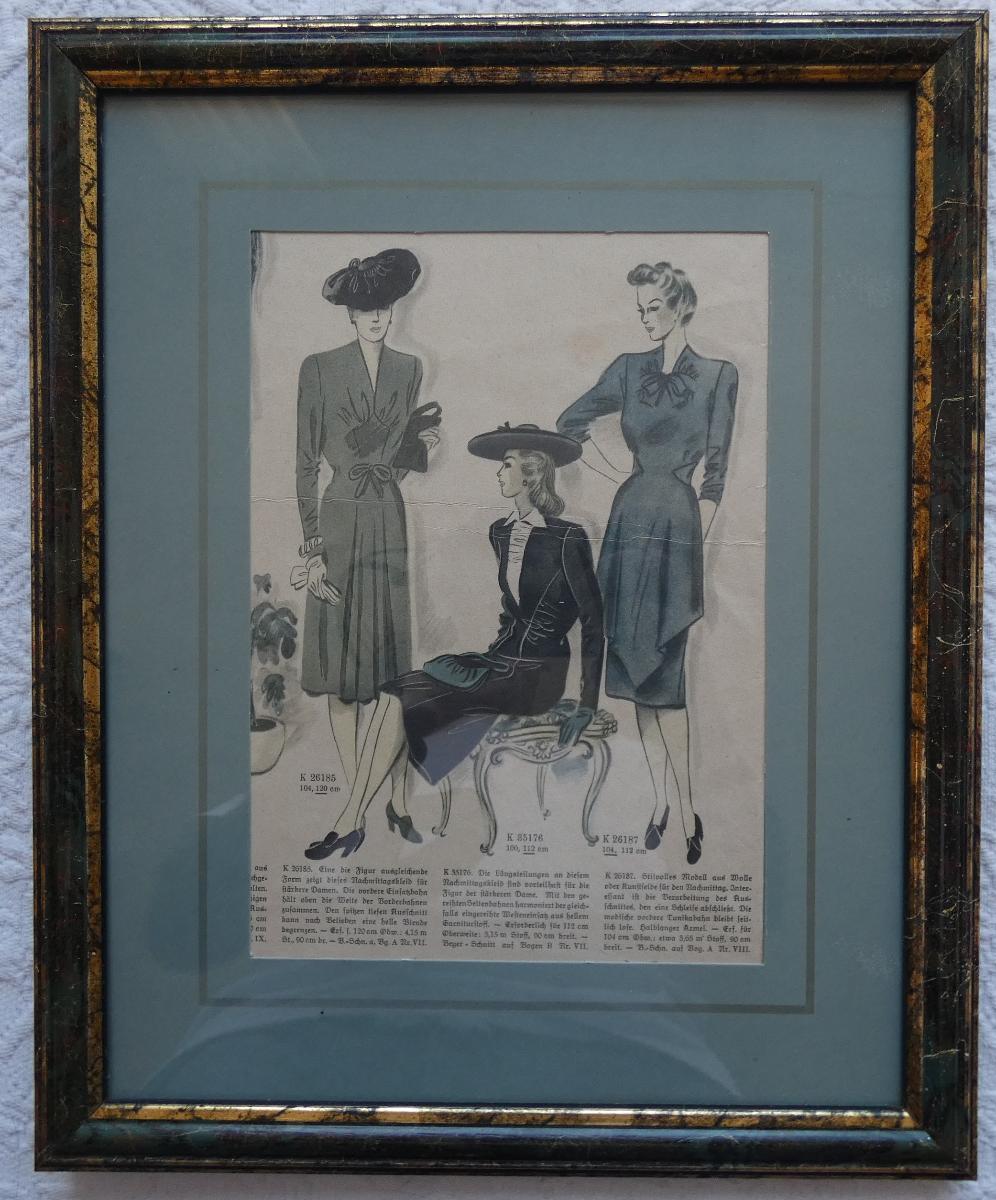 Dekoratívny obraz s dobovými návrhmi strihov šiat v retro ráme za sklom - Umenie