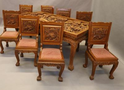 Impozantní vyřezávaný stůl ASIE se zvířecími motivy + 8 židlí MUZEJNÍ