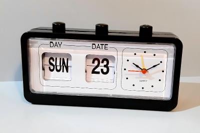 Retro překlápěcí kalendář + quartz hodiny - na 1 baterii AA