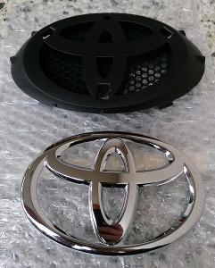 Toyota Aygo originál nový přední znak a nosič znaku 