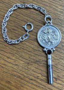 Stříbrný klíček k hodinkám - český granát