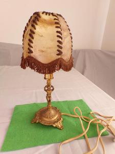Starožitná figurální lampička s koženým stínidlem.