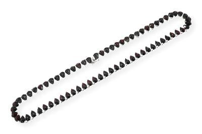 Stříbrný náhrdelník s granátovmi kamínky 51,5 cm