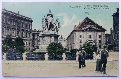 Bratislava Poszony památník Marie Terezie náměstí lidé