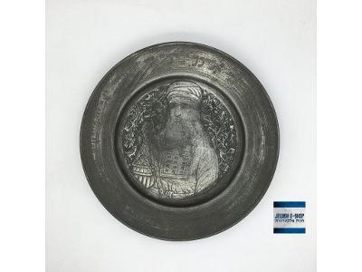 Cínový talíř s motivem velekněze a Kohenským požehnáním, 21 cm