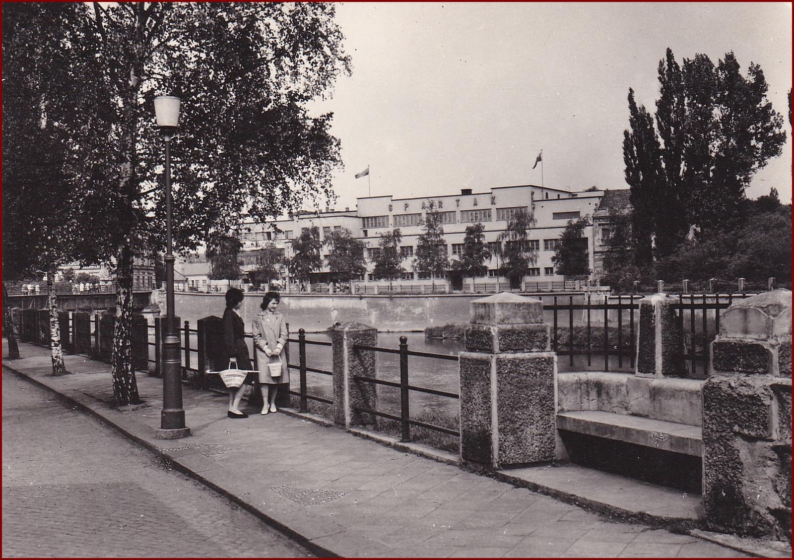 Přerov * TJ Spartak, budova, rieka, časť mesta * V245 - Pohľadnice miestopis