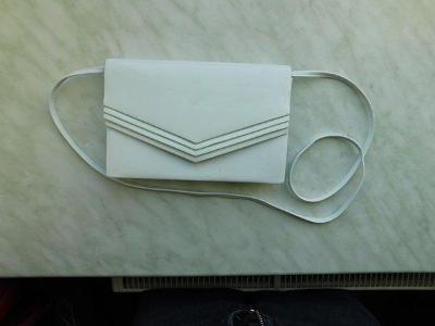 Pěkná bílá laková kabelka-psaníčko
