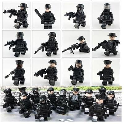 12 x policista SWAT se zbraněmi a vybavením