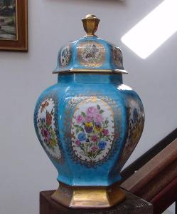 Stará dominantní váza s poklopem, ruční malba. SELTMANN