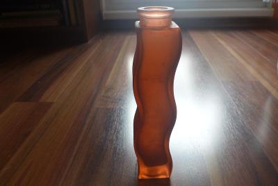 Starší skleněná váza výška 20cm průměr nahoře 3cm.