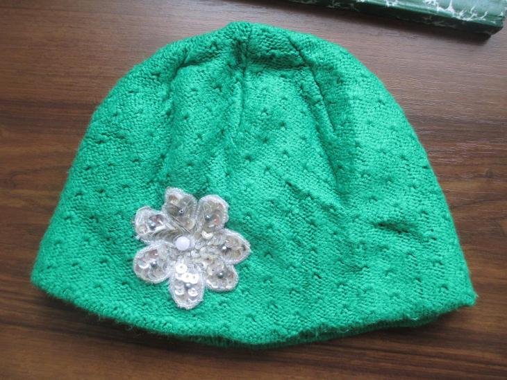 Zelená pletená čepice s kytičkou - Módní doplňky