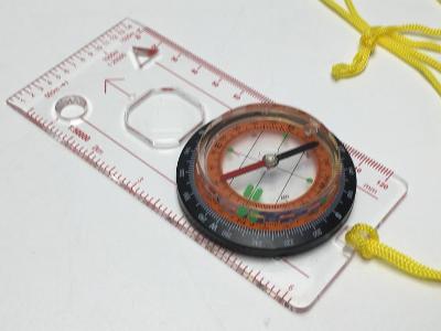 Kompas, buzola, pro snadnou orientaci v mapě a terénu, nová