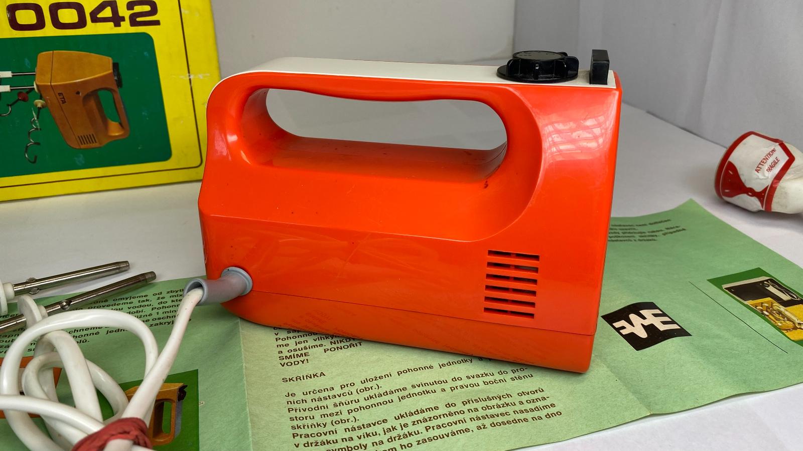 Ikonická oranžová ETA 0042 ruční mixér. Funkční + návod + krabice