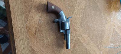 Historický revolver Bacon Conn cal.32long 1855
