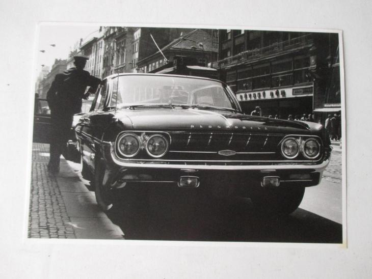 Umělecký velký černobílý pohled - umělecká fotografie L. Nober veterán - Auto-moto