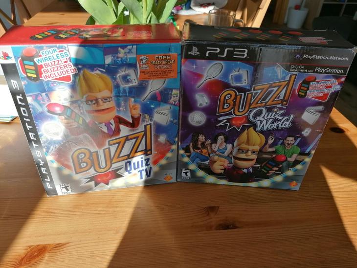 PS3 BUZZ světový kvíz = Quiz TV + Quiz World SONY 8x Buzzer 2x hra