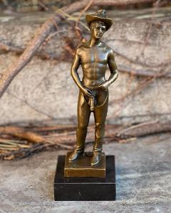 Erotická bronzová socha - Nahý muž - kovboj