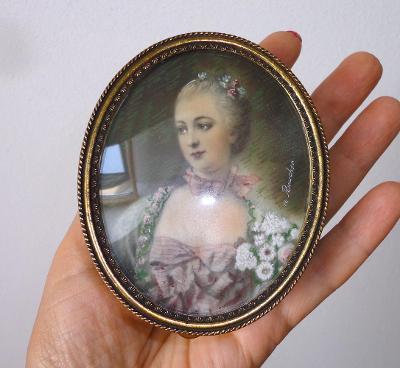 Starožitná šperkovnice s malbou portretu pod sklem.