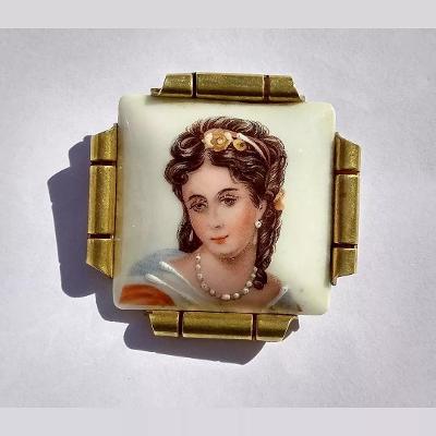 Brož s porcelánovým medailonem s miniaturou ženy s perlami