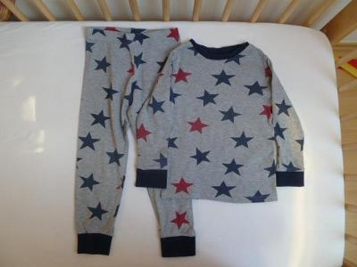 Pyžamo z H+M, vel. 98/104 (2-4 roky), dlouhý rukáv, nohavice, hvězdičk