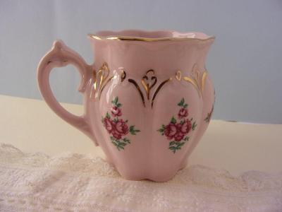 Starý puclatý hrnek č. 1 - růžový porcelán HaC Chodov