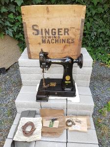 Starý malý šicí stroj Singer 91K5 z r. 1936 na rukavičky asi nepoužitý