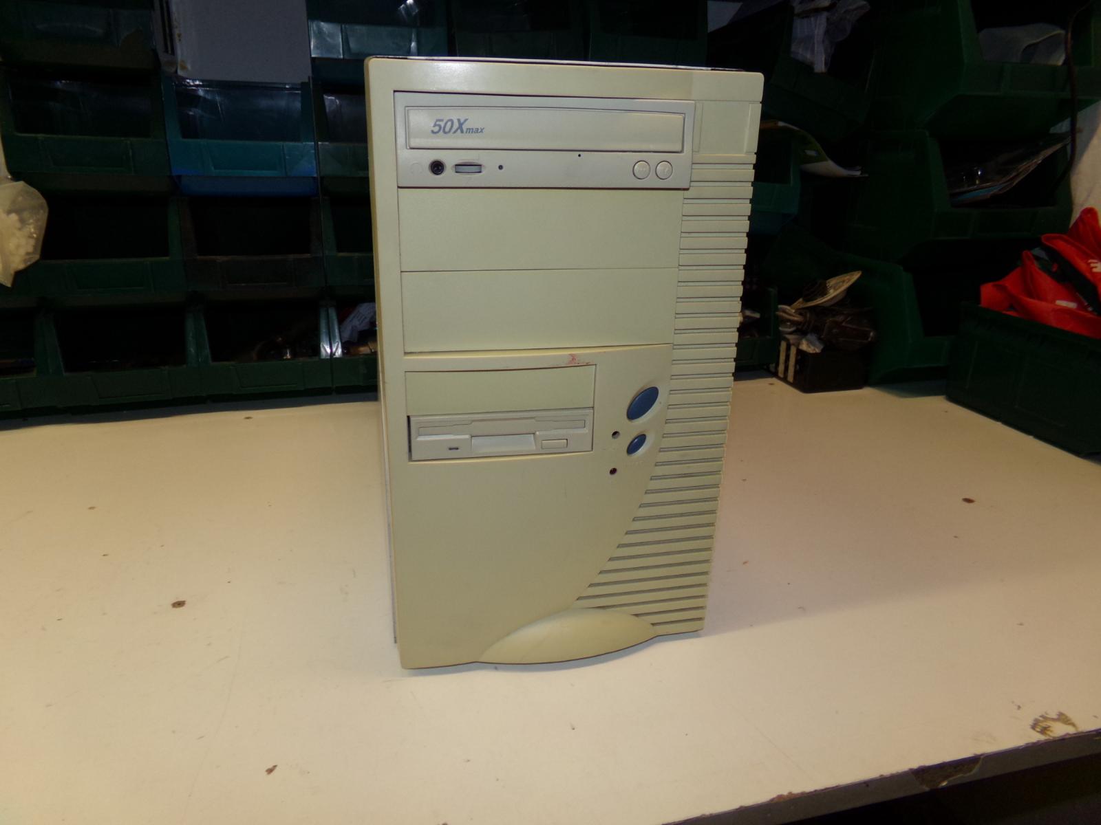Starou počítačovou AT skříň bez zdroje, s CD-rom a disketovkou - Počítače a hry