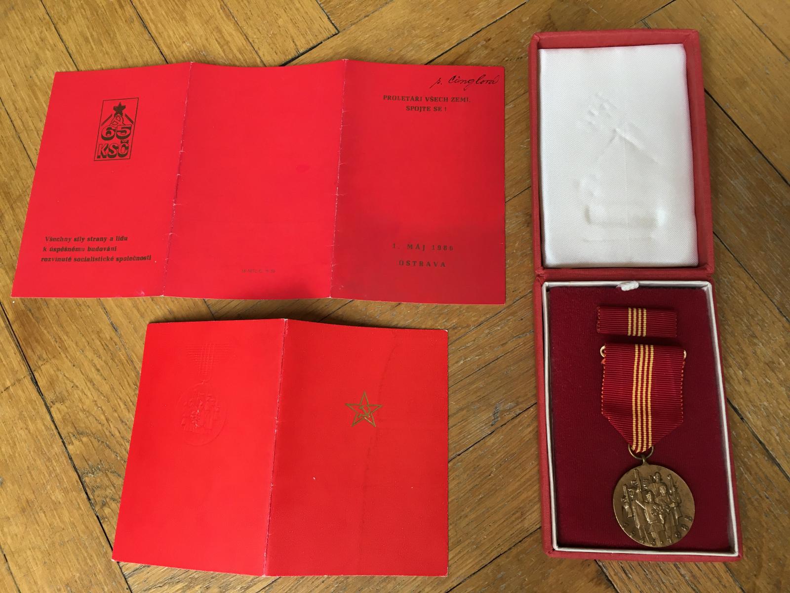 Pamätná medaila k 40. výročiu Víťazného februára/etue, pozvánka a dekrét - Zberateľstvo