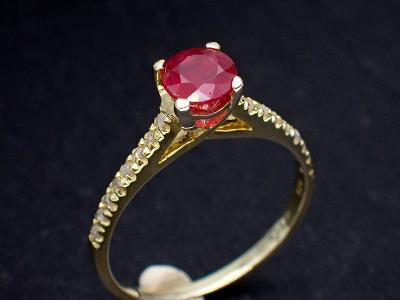 Stříbrný prsten- rubín, diamanty 