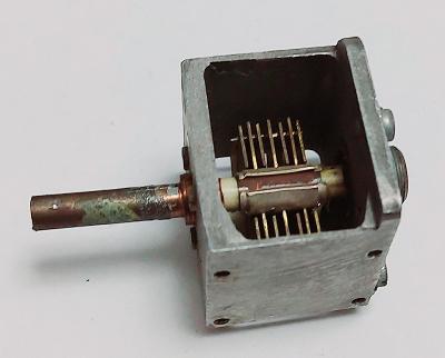 Ladící kondenzátor 6pF izolovaná hřídel