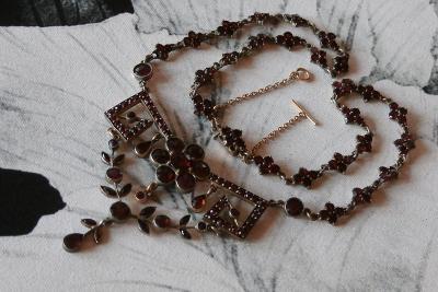 Překrásný starožitný náhrdelník  s českými granáty 