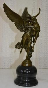 Bronzová socha - Gloria Victis na mramoru 