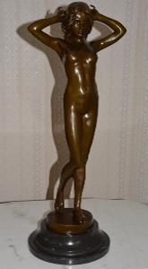 Bronzová socha - Dáma - akt na mramoru 