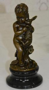 Bronzová soška - Chlapeček s králíkem na mramoru 