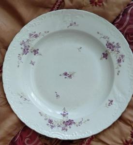 Starožitný porcelánový talíř s fialkami a reliéfním vzorem