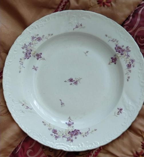 Starožitný porcelánový talíř s fialkami a reliéfním vzorem - Starožitnosti a umění